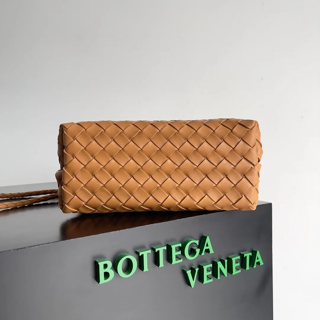 The 2023 new Andiamo batch of 1860 BV has been shipped‼ ️Really popular🔥The new Andiamo woven handbag launched by Bottega Veneta this season is really popular all over the world! ! Celebrities at home and abroad have worn it, and Oscar-winning actress Michelle Yeoh has taken it out on the street. Song Jia, Trai Yara, Yu Feihong, Sanji Ayaka, Rosie Hunting-Whiteley, Yoshioka Riho, etc. have all picked up this bag. It is classic and versatile, showing off its temperament, and the bag capacity is also large, which is very convenient for daily commuting! ! A variety of carrying methods, the shoulder straps can be adjusted by yourself, the original lambskin feels soft and delicate, and the neutral style is made to break gender boundaries and bring a more practical and longer-lasting use experience. Andiamo, which has both elegant and casual styles, perfectly interprets the true appearance of "fashionable old money style". Style number: 743568 Size: 25*22*10.5cm